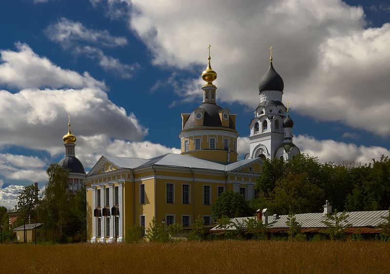 На переднем плане собор Покрова Пресвятой Богородицы-главный храм Русской православной старообрядческой церкви и кафедральный собор её Московской епархии,справа Храм-колокольня Воскресения Христова,слева Храм Рождества Христова