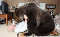canadian_couple_has_grizzly_bear_pet_05.jpg