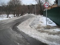Там, за ледяным бугром, прячется тротуар.