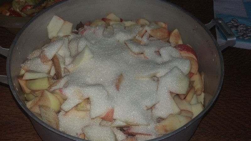 Яблоки порезаны, засыпаны сахаром. Это 3 кг яблок + 0,5 кг сахара. Оставлены до след дня.